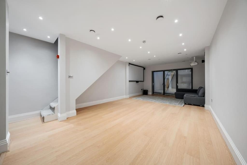 Modern 4 Bedroom Townhouse In Londra
