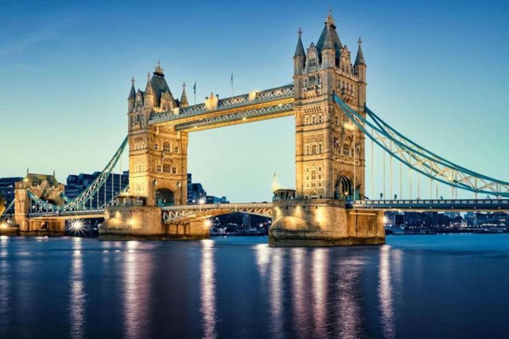 Modern 4 Bedroom Townhouse In * Londra
